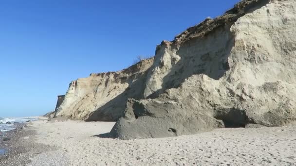 Playa de ahrenshoop con sus dunas y casas de caña (Alemania ). — Vídeo de stock