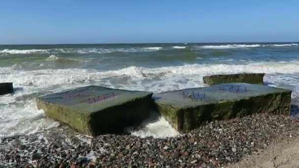 Pláž Baltské moře pobřeží Wustrow. starý bunkr z druhé světové války ve vlnách. — Stock video