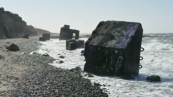 Ostseestrand bei Wustrow. alter Bunker aus dem Zweiten Weltkrieg in Wellen. — Stockvideo