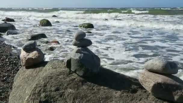 Rocce sulla spiaggia della costa baltica di Wustrow e Ahrenshoop (Germania ). — Video Stock