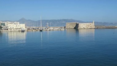  Liman Iraklion Girit (Yunanistan). Gemi ve tekneler limanda
