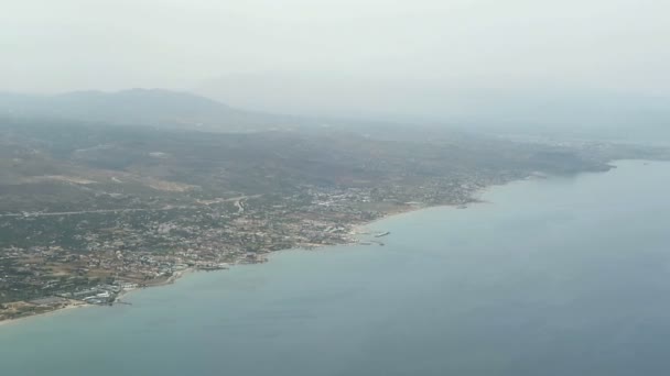 Volando sobre Creta con un avión al aeropuerto de Iraklion. Resorts en la costa. (Grecia ) — Vídeos de Stock