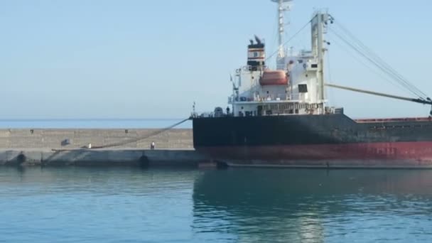 Tanker schip in de haven van Iraklion op Kreta (Griekenland). met een boot passerende. — Stockvideo