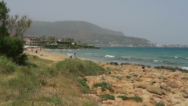 Пейзаж на пляже Сталиса в бухте Малии на Крите (Греция) ). — стоковое видео