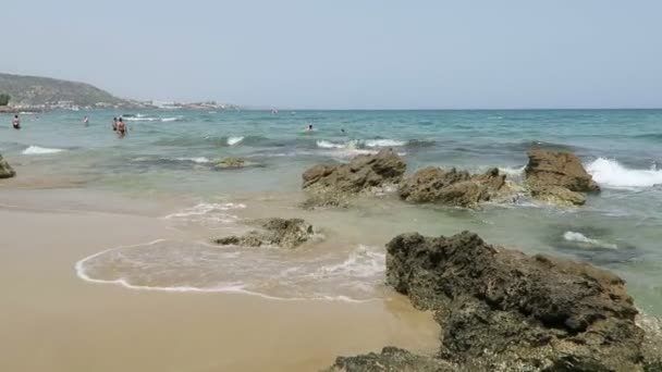 Paesaggio sulla spiaggia di Stalis nella baia di Malia a Creta (Grecia) ). — Video Stock