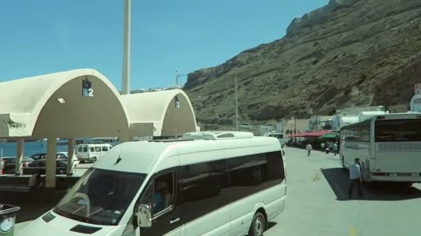Fahrt mit dem Bus durch den Hafen von ormos athinios auf der Insel Santorini (Griechenland)). — Stockvideo