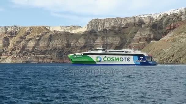 Harbor Ormos Athinios en Santorini Isle (Grecia). Ferry en catamarán que sale en el puerto . — Vídeo de stock