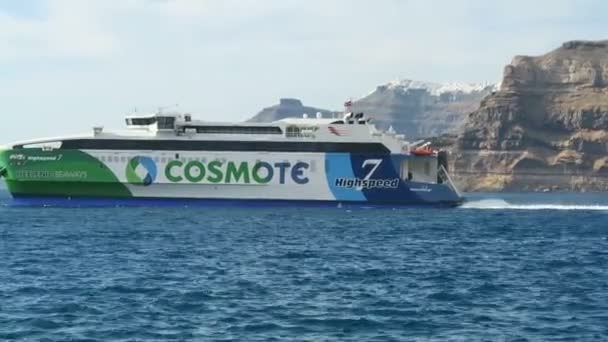 Přístavu Ormos Athinios na ostrov Santorini (Řecko). Katamarán trajekt v přístavu. — Stock video