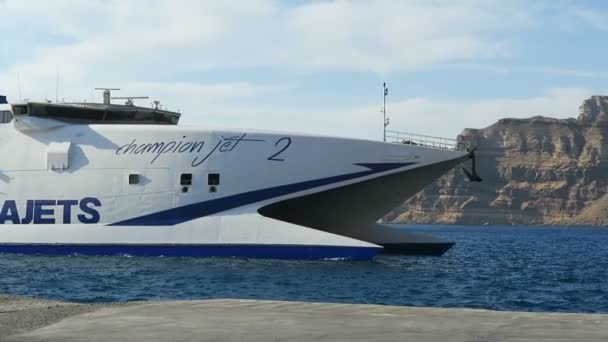 Harbor Ormos Athinios en Santorini Isle (Grecia). Catamarán ferry llegando en el puerto . — Vídeos de Stock