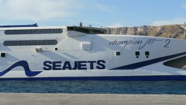 在圣托里尼岛 （希腊） 港 Ormos Athinios。双体船渡轮到达在港口. — 图库视频影像