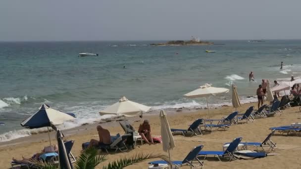 Liggend op het strand van Stalis op baai van Malia op Kreta (Griekenland). — Stockvideo