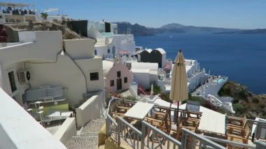 Cityscape IA, Santorini Adası (Yunanistan), şehir. boyunca yürüyüş insanlar.