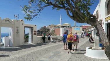 Promenade Fira Santorini (Yunanistan), dinlenme ve caldera üzerinde manzarayı insanlar.