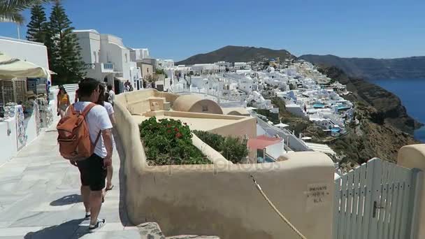 Cityscape of Ia, town at Santorini Isle (Greece). people walking along the promenade. — Stock Video