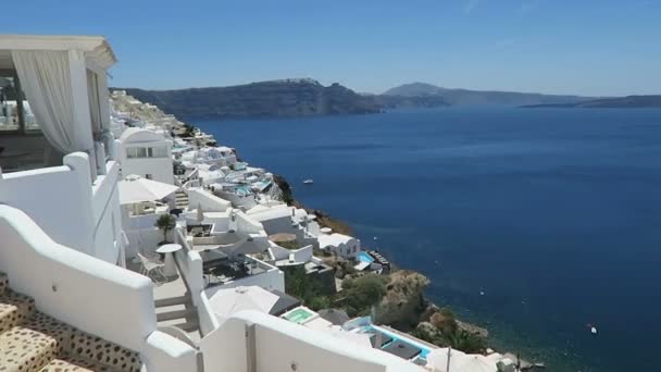 Paysage urbain d'Ia, ville de l'île Santorin (Grèce). les gens marchant le long de la promenade . — Video