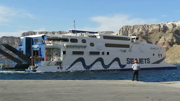 Hafen ormos athinios auf der insel santorini (griechenland). Katamaran-Fähre erreicht den Hafen. — Stockvideo