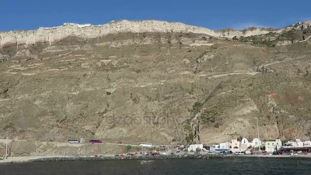 Saliendo del puerto de Ormos Athinios en Santorini Isle (Grecia ). — Vídeos de Stock