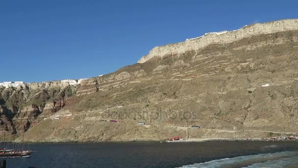 Quitter le port Ormos Athinios à Santorin Isle (Grèce ). — Video