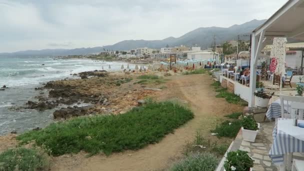 Liggend op het strand van Stalis op baai van Malia op Kreta (Griekenland). — Stockvideo