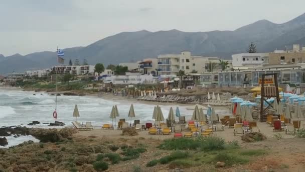 Krajina na pláž Stalis v zálivu Malia na Krétě (Řecko). — Stock video