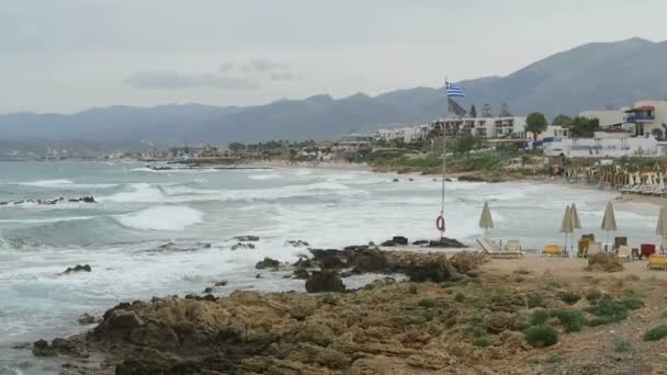 Liggend op het strand van Stalis op baai van Malia op Kreta (Griekenland). — Stockvideo