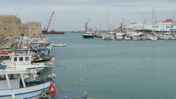 Cityscape of Iraklion, capital da ilha de Creta (Grécia). Barcos à vela e balsas no porto . — Vídeo de Stock