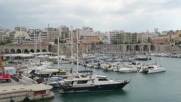 Cityscape of Iraklion, capital da ilha de Creta (Grécia). Barcos à vela e balsas no porto . — Vídeo de Stock