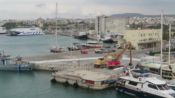 Cityscape of Iraklion, capital da ilha de Creta (Grécia). Barcos à vela e balsas no porto . — Vídeo de Stock