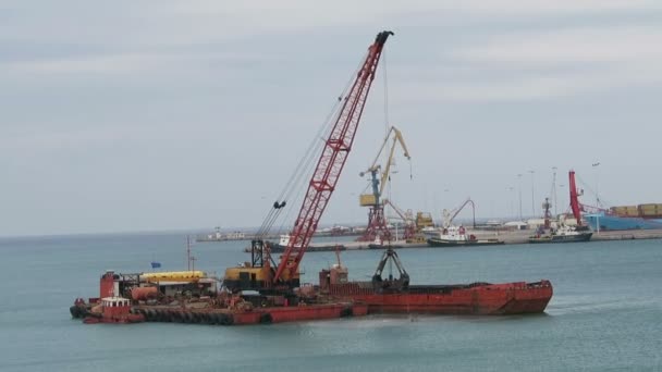 Dredge schip is grijpen zand uit de knop van de haven van Iraklion en laden van het schip. (Kreta, Griekenland) — Stockvideo