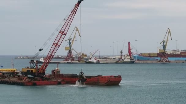 Pogłębiarka statek jest chwytając piasek z przycisk Port w Iraklion i załadunek statku. (Kreta, Grecja) — Wideo stockowe