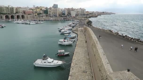 Paesaggio urbano di Iraklion, capitale dell'isola di Creta (Grecia). Barche a vela e traghetti in porto . — Video Stock