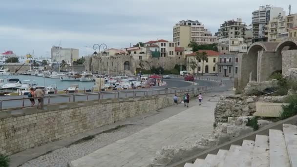 Stadtbild von Iraklion, Hauptstadt der Betoninsel (Griechenland). Segelboote und Fähren im Hafen. — Stockvideo