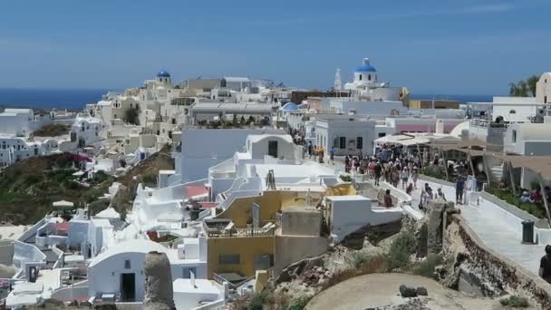 Cityscape of Ia, town at Santorini Isle (Greece). people walking along the promenade. — Stock Video
