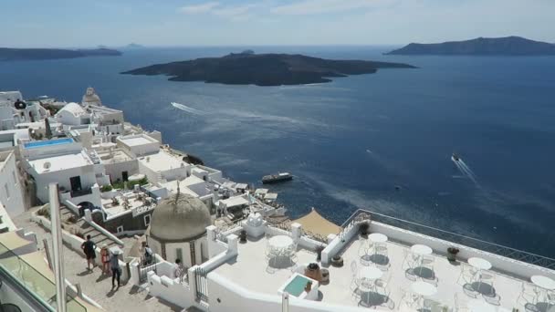 Przy promenadzie miasta Fira na Santorini (Grecja) — Wideo stockowe