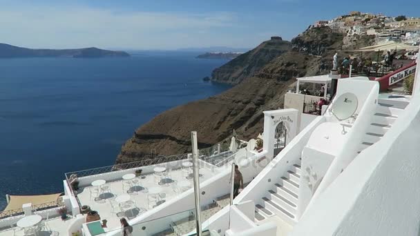 Przy promenadzie miasta Fira na Santorini (Grecja) — Wideo stockowe