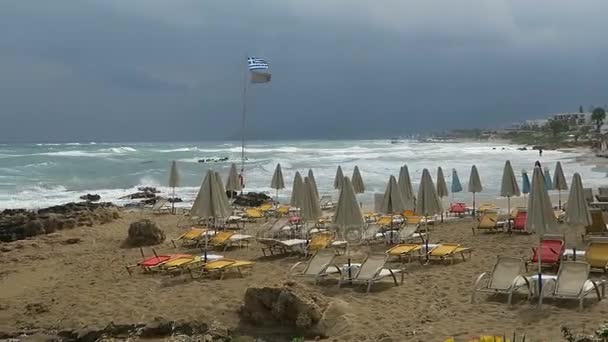 Paisaje en la playa de Stalis en la bahía de Malia en Creta (Grecia). Nubes de tormenta — Vídeo de stock