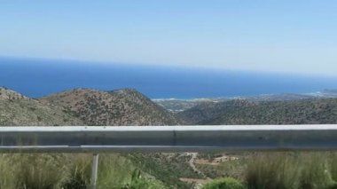 Dağ köyü Krasi Crete /Greece ve yeni malia Körfezi içine giden yol