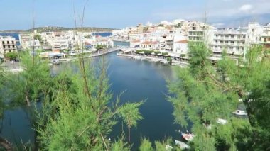 Agios Nikolaos (Girit Yunanistan Cityscape manzaraya). 