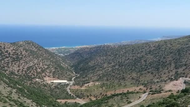 Dağ köyü Krasi Crete /Greece ve yeni malia Körfezi içine giden yol — Stok video