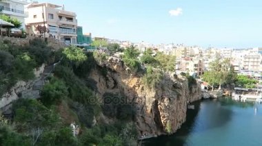 Agios Nikolaos (Girit Yunanistan Cityscape manzaraya). 