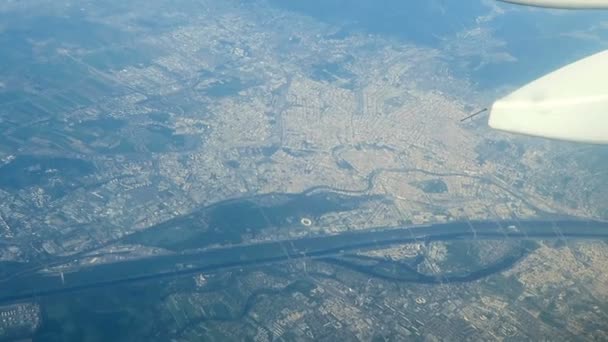 Sobrevolando Viena con un avión . — Vídeos de Stock