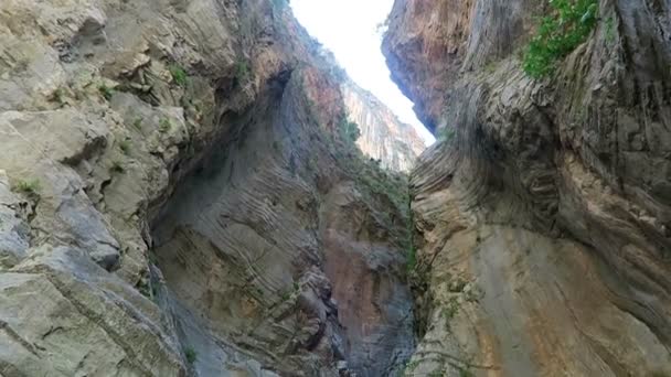 Hiking through the Samaria Gorge at Crete (Greece). — Stock Video