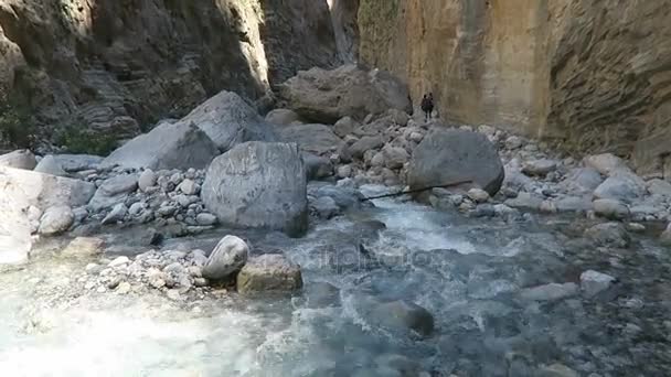 Caminhadas pelo desfiladeiro de Samaria em Creta (Grécia ). — Vídeo de Stock