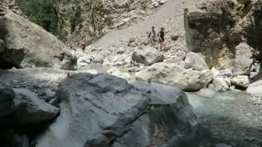 İnsanlar aracılığıyla Samiriye Gorge Girit (Yunanistan, hiking). 