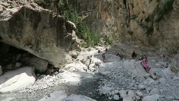 クレタ島 (ギリシャ サマリア峡谷をハイキングの人々). — ストック動画