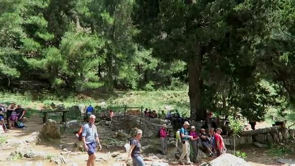 ผู้คนเดินป่าผ่านหุบเขาสะมาเรียที่เกาะครีต (กรีซ ). — วีดีโอสต็อก