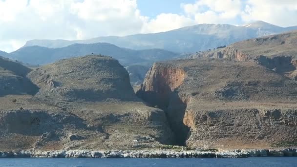 リビア海側のクレタ島 (ギリシャ) 山のパノラマ風景。Aradena 峡谷にビュー — ストック動画