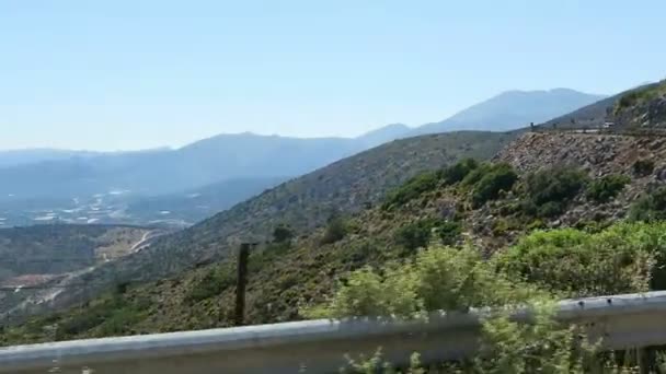 Pohled do zálivu Malia (Kréta Řecko). jízdu spolu se silniční vlak v horách. — Stock video