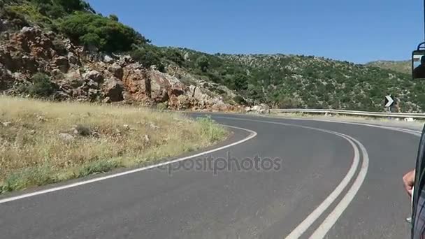 Met het oog op de baai van Malia (Kreta-Griekenland). rijden samen met een weg-trein in de bergen. — Stockvideo
