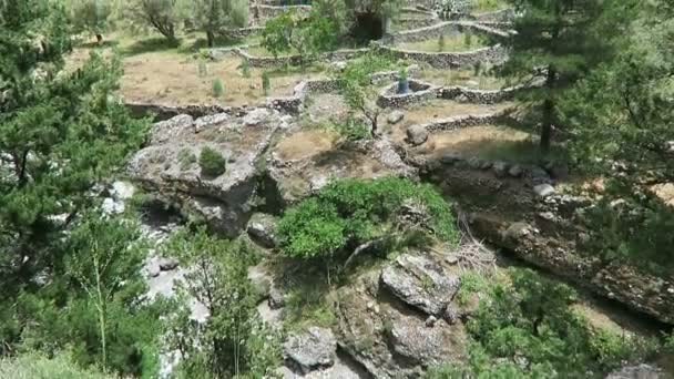 Caminhadas pelo desfiladeiro de Samaria em Creta (Grécia ). — Vídeo de Stock